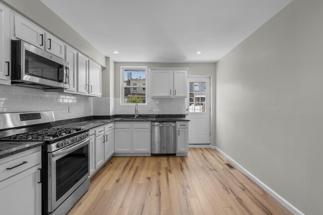 Building Photo - 146 N Ellwood Ave