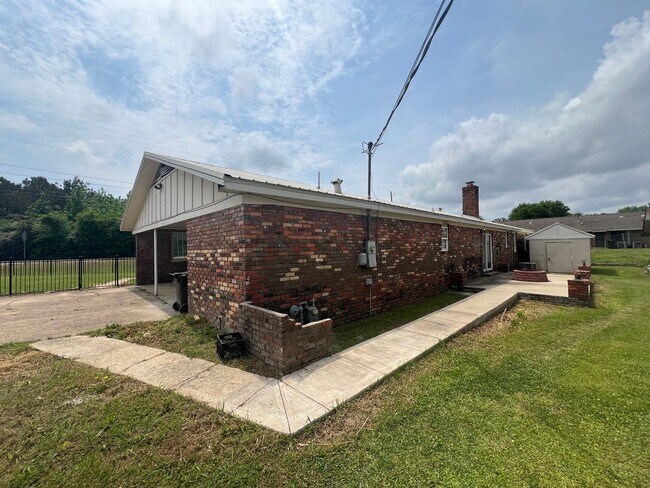 Foto del edificio - 5 Bedroom 3 Bathroom West End Home