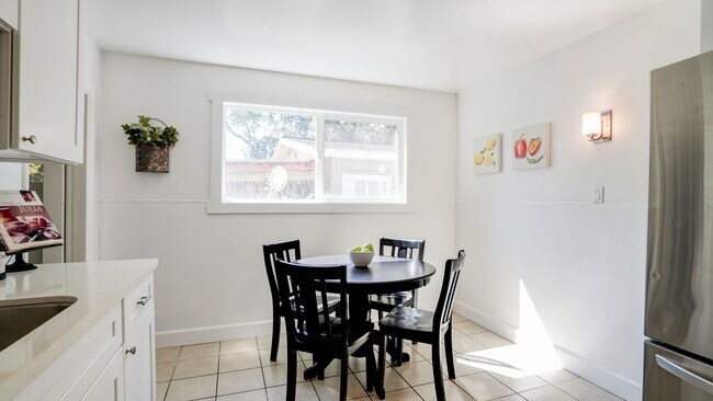 Building Photo - 2 Bedroom 1 Bath Remodeled House in Sonoma...