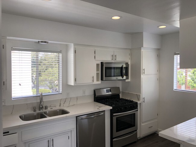 Photo - 303 Center St Apartments