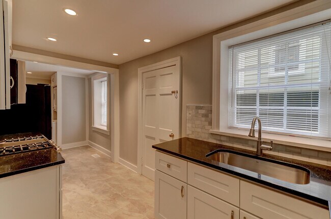 Kitchen 2 - 30 Montagu St