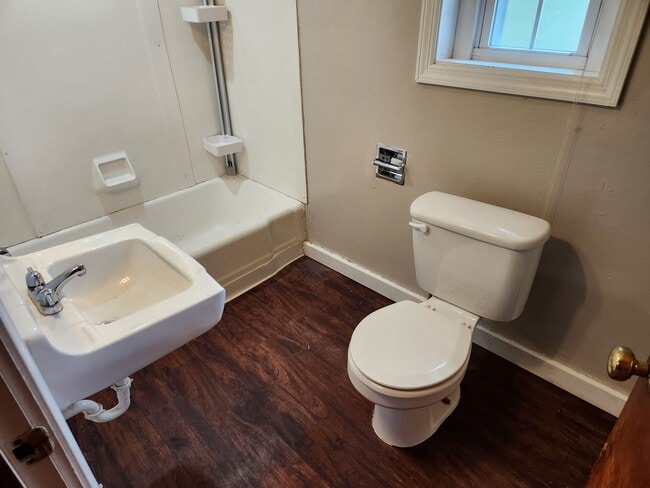 Building Photo - Conveniently Located One Bedroom Apartment! - Rent + all utilities included!