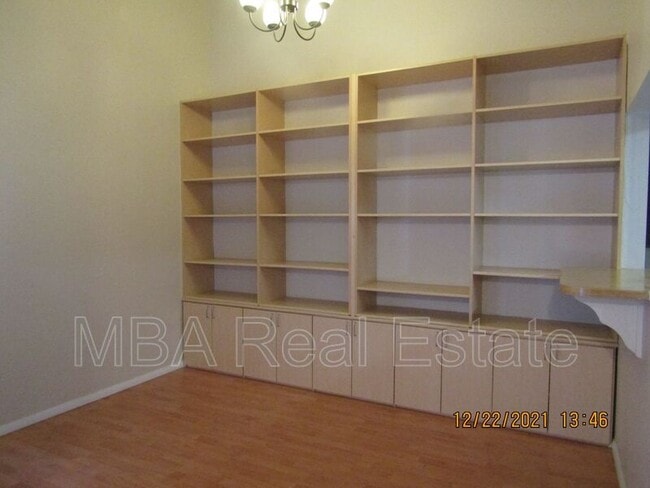 Building Photo - 828 S Hacienda Dr