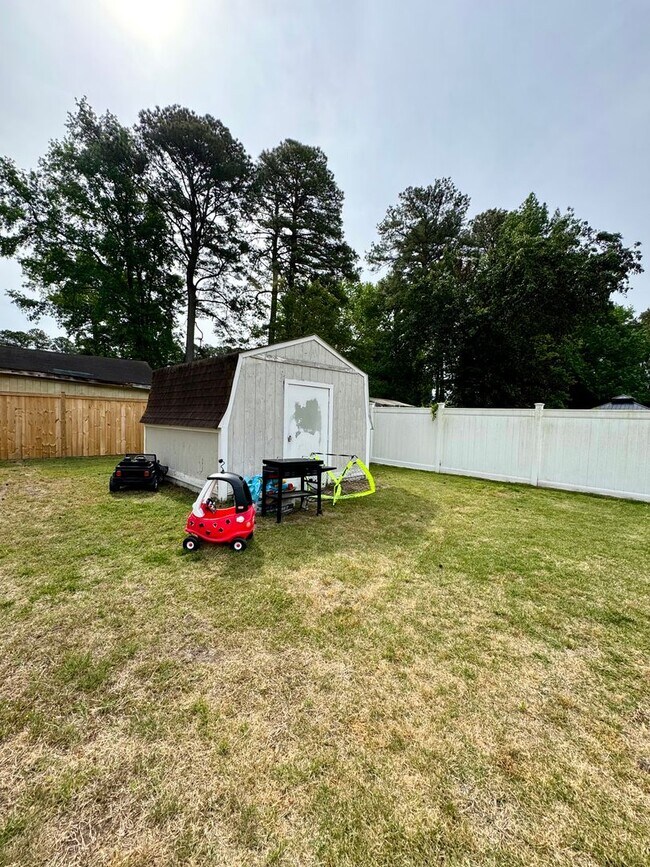 Building Photo - 4 bed 2 Bath Home for Rent in Portsmouth!