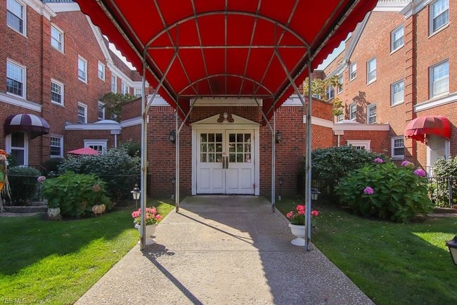 Foto del edificio - 19436 Van Aken Blvd