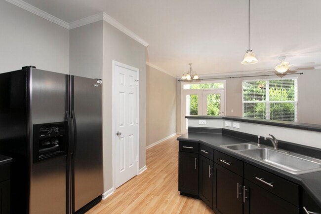 Building Photo - Gorgeous 2 Bedroom Townhome In Great West ...