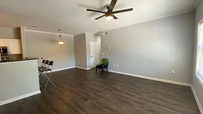 Foto del edificio - Beautiful 2/2 Condo Fully Remodeled!! A Must See to Appreciate!!
