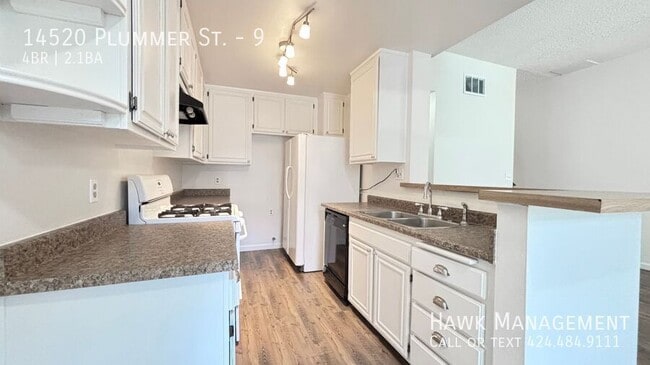 Foto del edificio - 14520 Plummer St