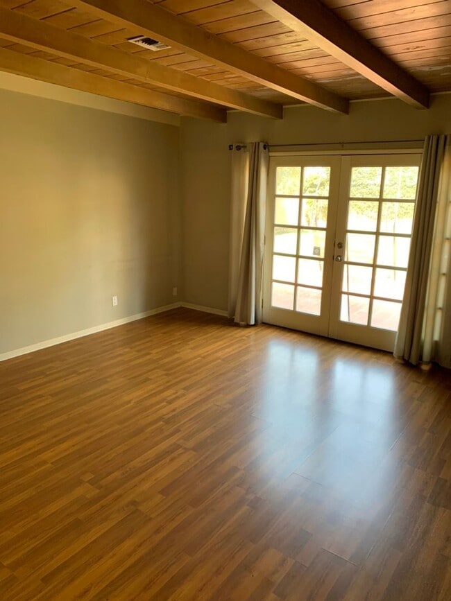 Foto del edificio - Sherman Oaks 3+2 w/appliances, family room, central air + more! (13627 Huston)