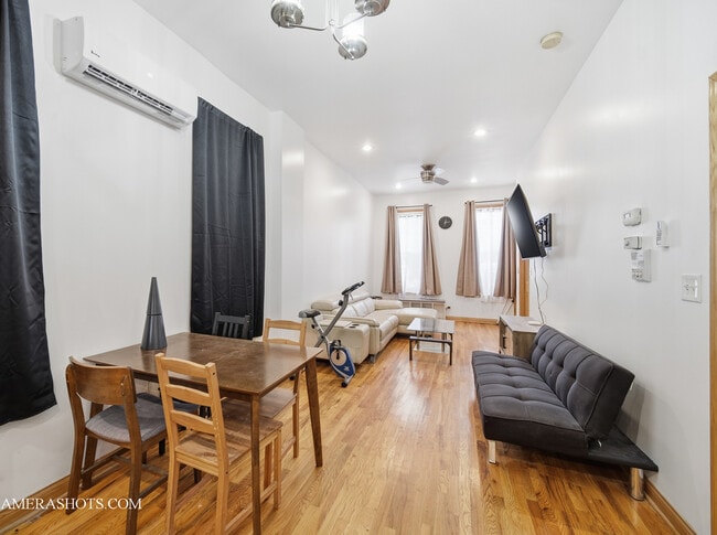 Foto del edificio - 2452 W Arthington St