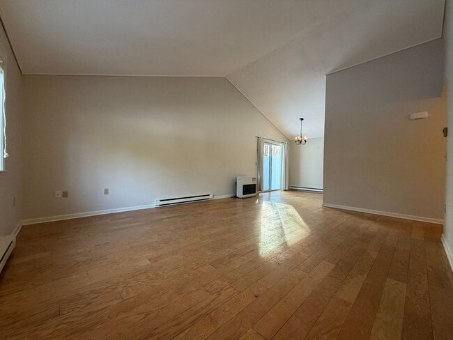 Building Photo - 9-11 Oakview Dr