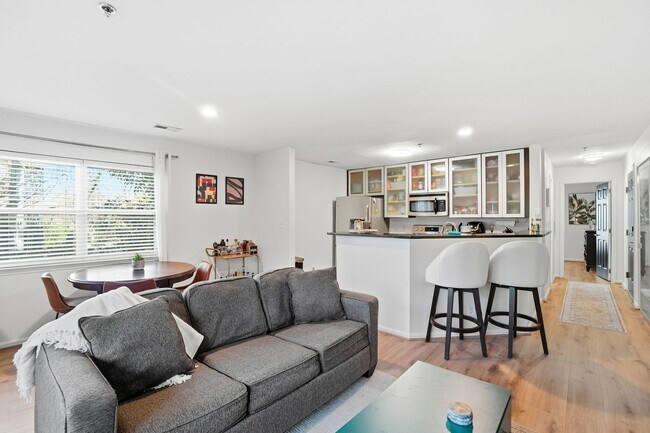 Foto del edificio - Uptown Living • Prime Location • City Views