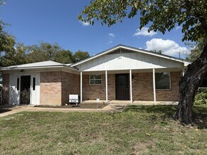 Building Photo - 2303 Debra Cir
