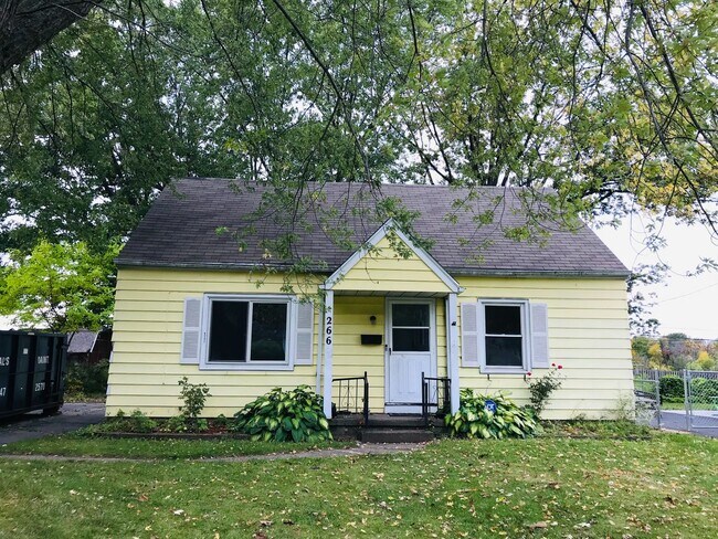 Foto del edificio - HOUSE CLOSE TO EVRYTHING YOU NEED.THIS HOME IS A MUST SEE!!!