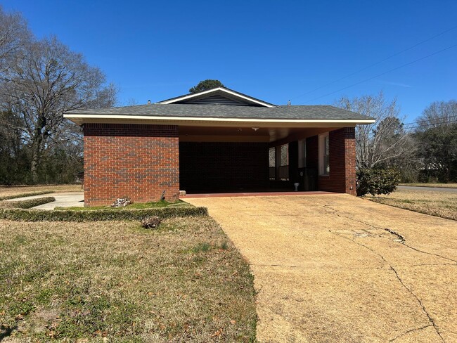 Building Photo - 3 bedroom 2 bathroom brick home