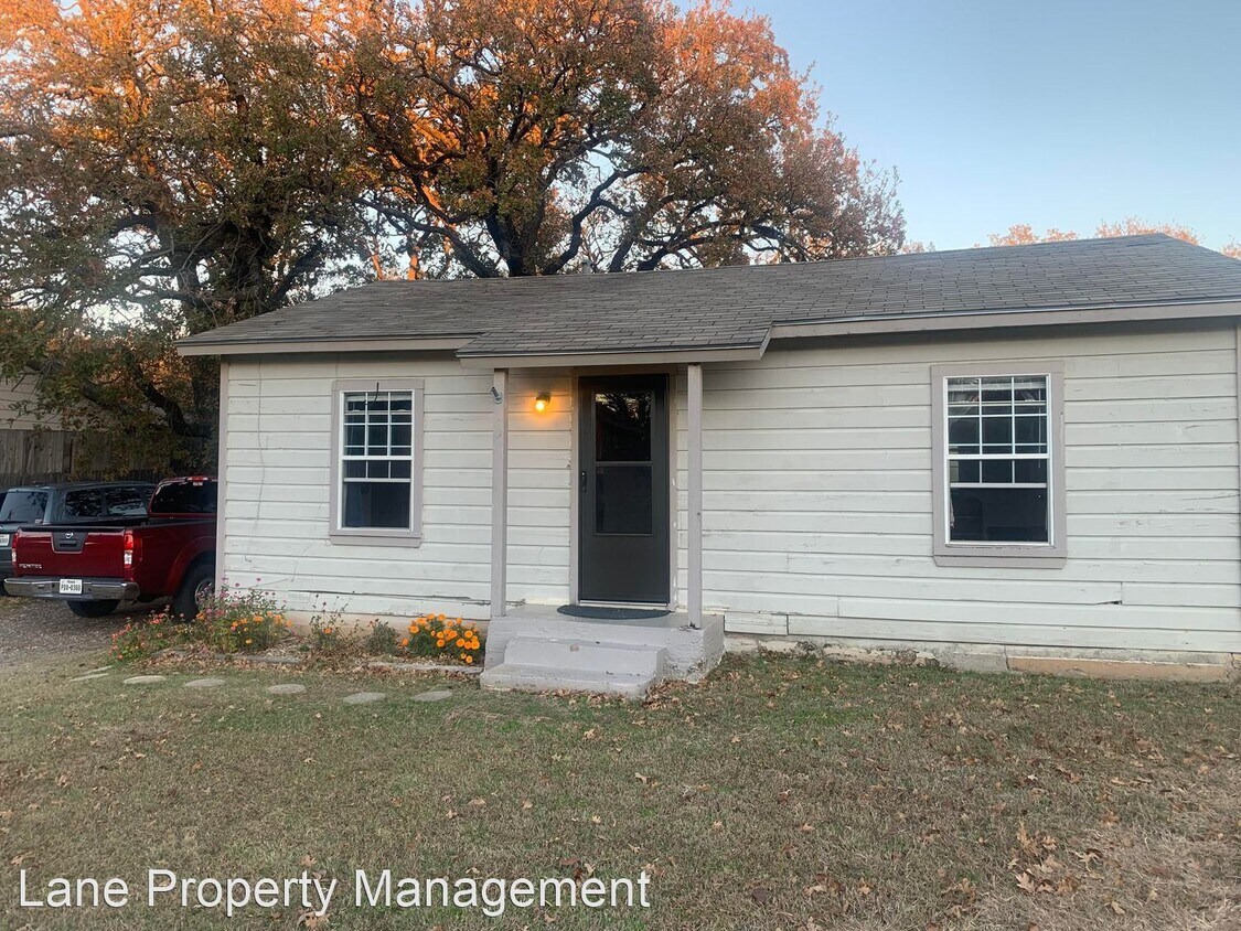 2 br, 1 bath House 2520 N Carroll Blvd House Rental in Denton, TX
