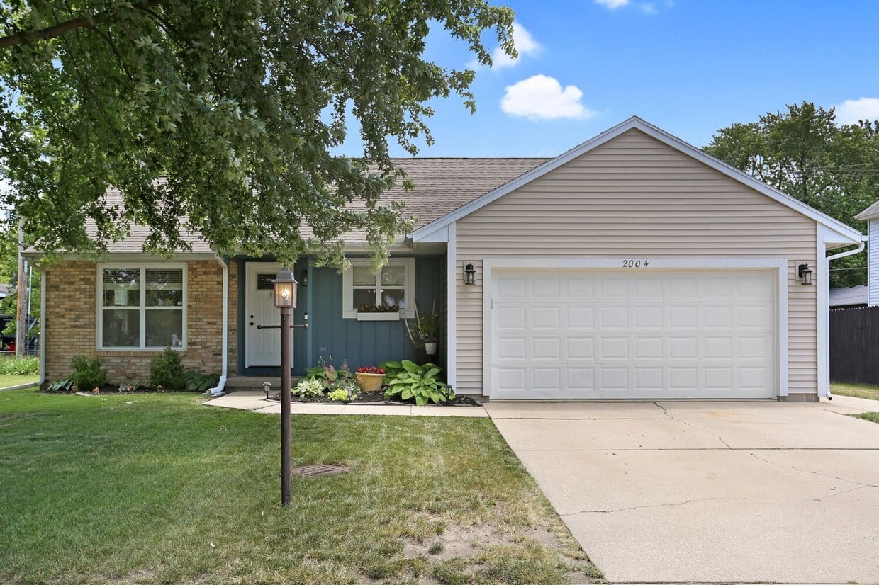 Primary Photo - New Rental! 3 Bed, 2 Bath, 2 Car Garage, F...