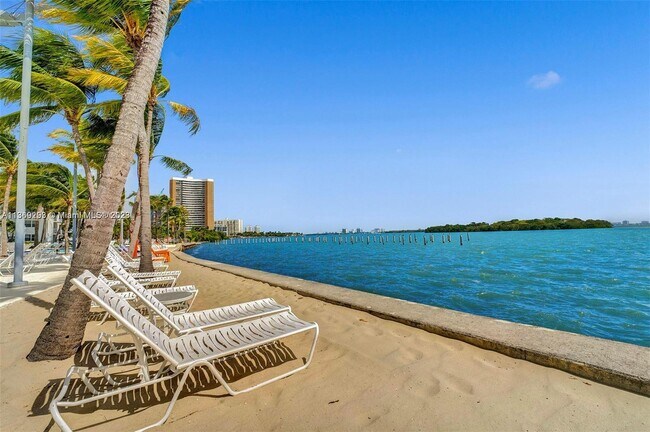 Foto del edificio - 700 NE 63rd St