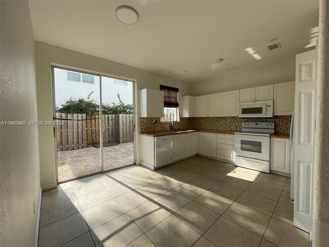 Foto del edificio - 5440 NW 107th Ave