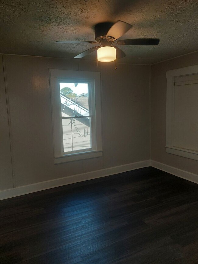 Foto del edificio - Cute duplex Jordan/ Johnson area Move in R...
