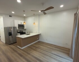 Building Photo - 1529 N Maplewood Ave
