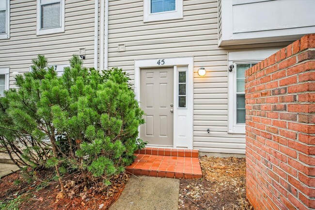 Building Photo - Spacious 3 Level Townhome in Montgomery Vi...