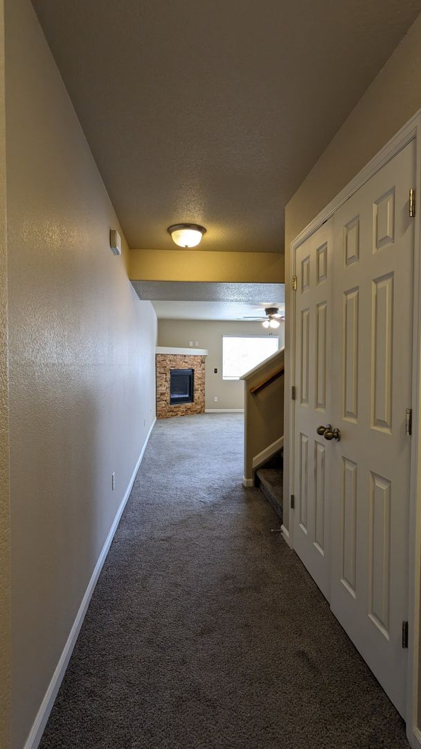 Foto del edificio - 3 BED/2.5 BATH END UNIT TOWNHOME W/PATIO & 2-CAR GARAGE!