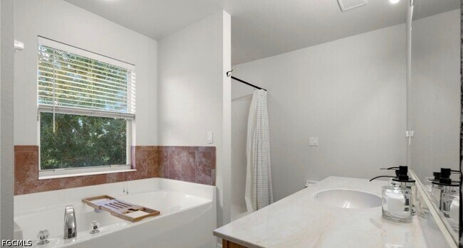 Foto del edificio - 321 Shadow Lakes Dr