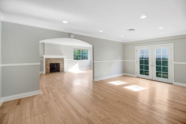 Building Photo - Beautiful Pet Friendly Home in Pasadena
