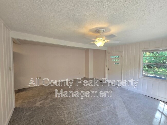 Building Photo - 10 Fountain Cir