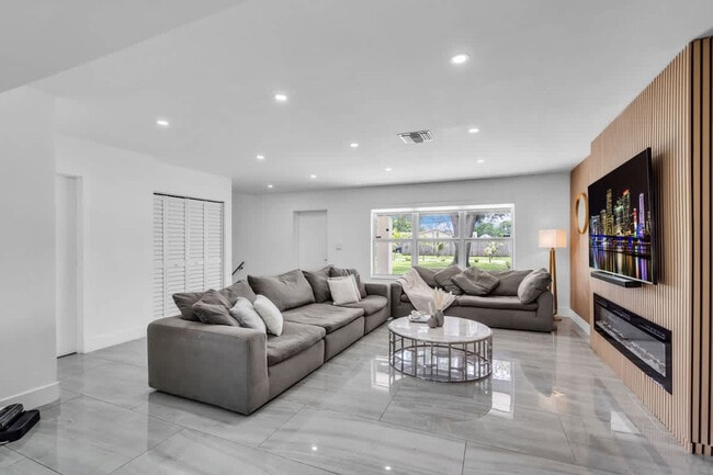 Building Photo - 1255 NE 199th St