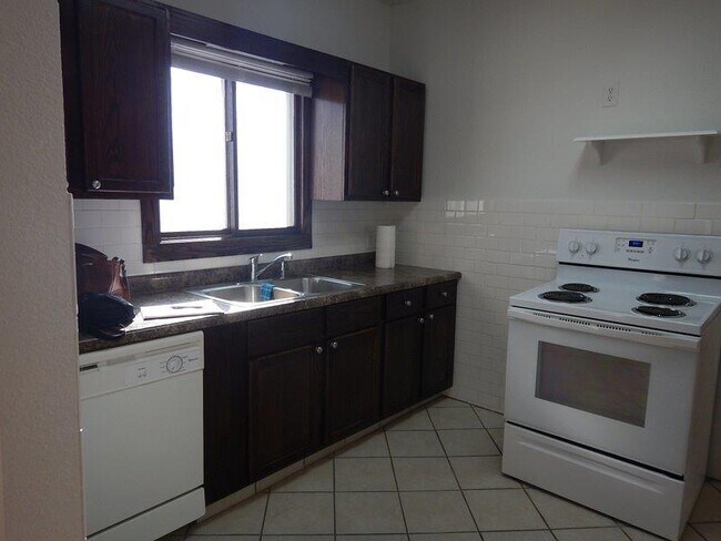 Kitchen - 620 E 9th St