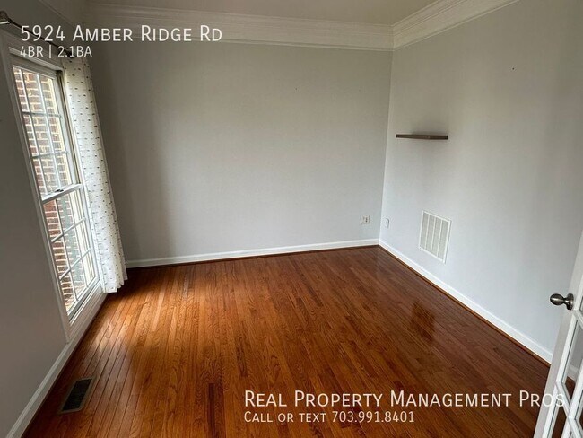 Foto del edificio - 5924 Amber Ridge Rd