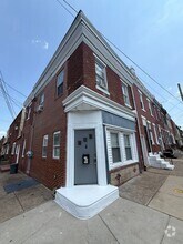 Building Photo - 2633 E Monmouth St