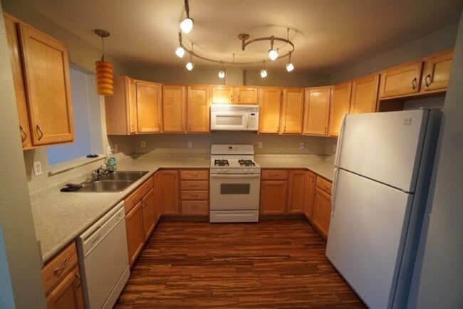 Building Photo - 3 Bedroom Eagle River Townhouse!