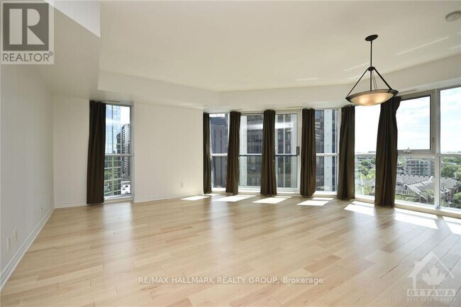 Building Photo - 445 Laurier Ave W