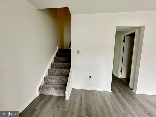Building Photo - 302 Hills Dr