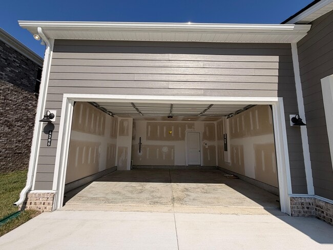 Attached 2 car garage - 4305 Ashland City Hwy