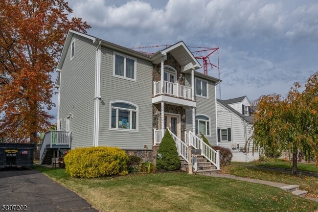 Building Photo - 27 Evergreen Ave