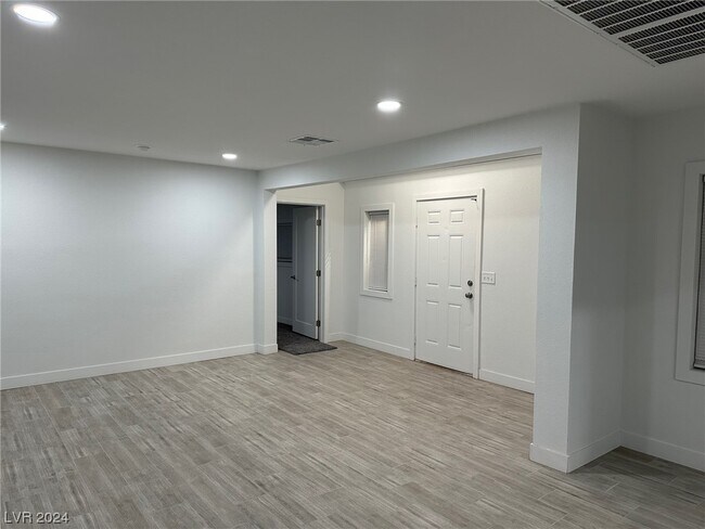 Building Photo - 1305 E Oakey Blvd