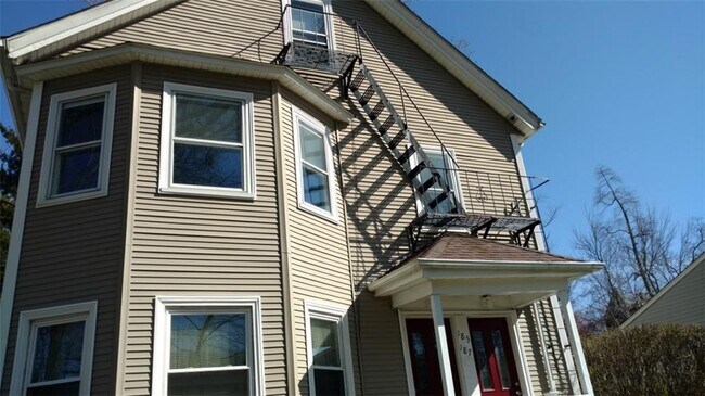 Foto del edificio - 185 Bourne Ave
