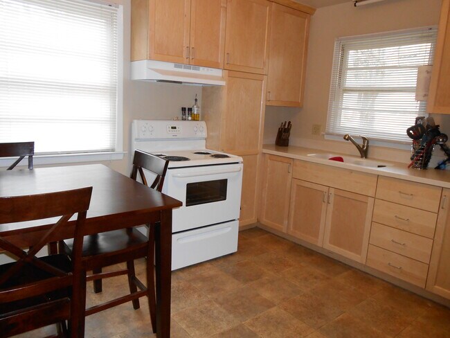 Eat-in Kitchen - 114 Cameron Ct