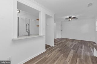 Building Photo - 1301 E Abingdon Dr