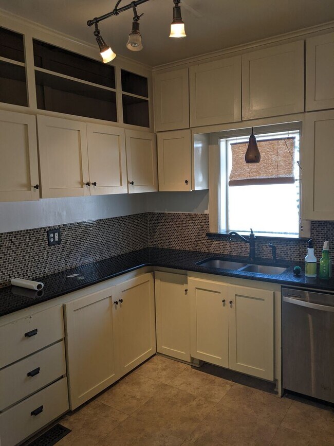 Foto del edificio - Adorable Midtown brick bungalow