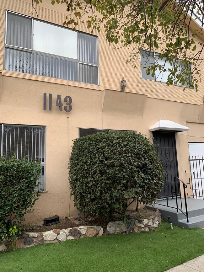 Foto del edificio - 1143 N Beachwood Dr