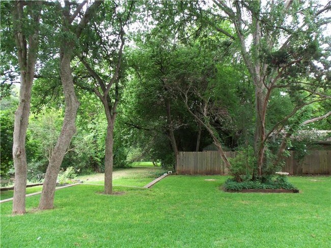 Foto del edificio - 6001 Bullard Dr