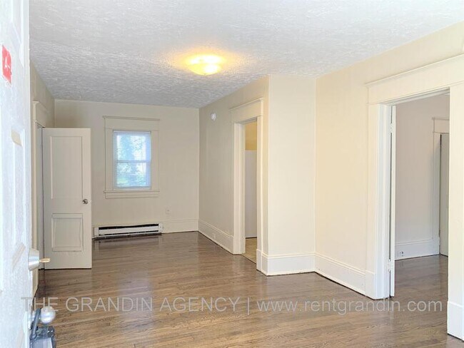 Building Photo - 1624 Chapman Ave SW