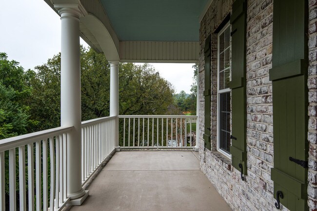 Building Photo - Stunning 4-bedroom Franklin home