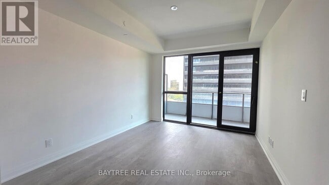 Photo du bâtiment - 4015 The Exchange