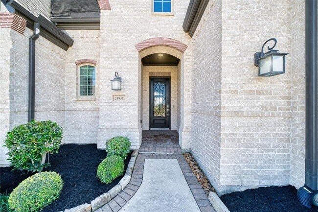 Foto del edificio - 23935 Birchwood Lake Ln